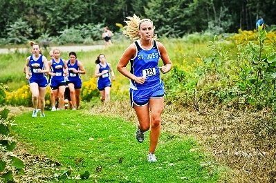 Women Race to Second Place in Rivier Invite